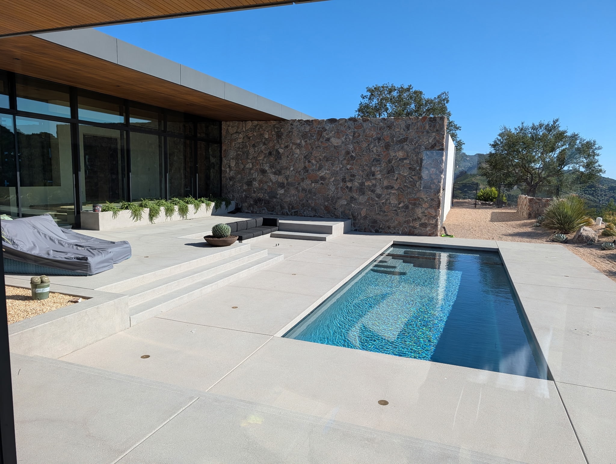 Baja Drift thin veneer — Malibu pool patio with stone retaining wall